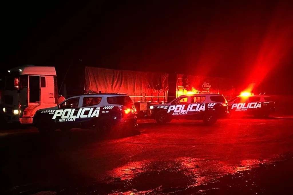 PM apreende 2,6 toneladas de drogas em carreta na BR-163. (Foto: PM de Mundo Novo)