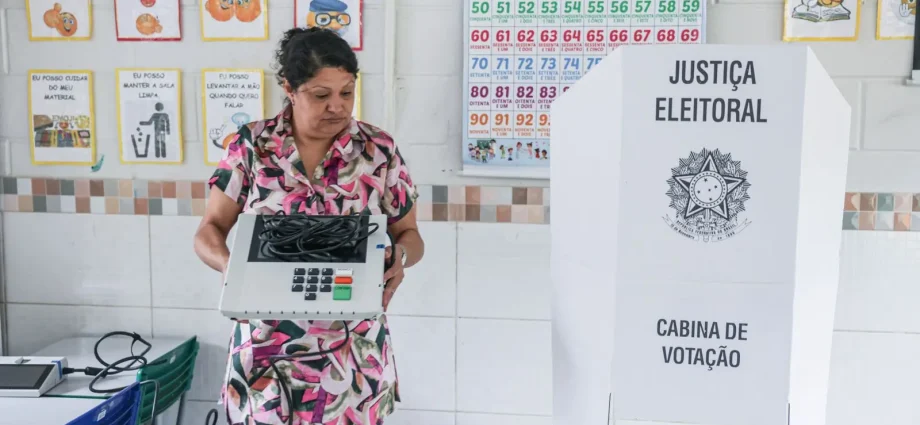 Pesquisa CNT/MDA mostra Lula com 47,8% e Flávio Bolsonaro com 42,1% dos votos válidos