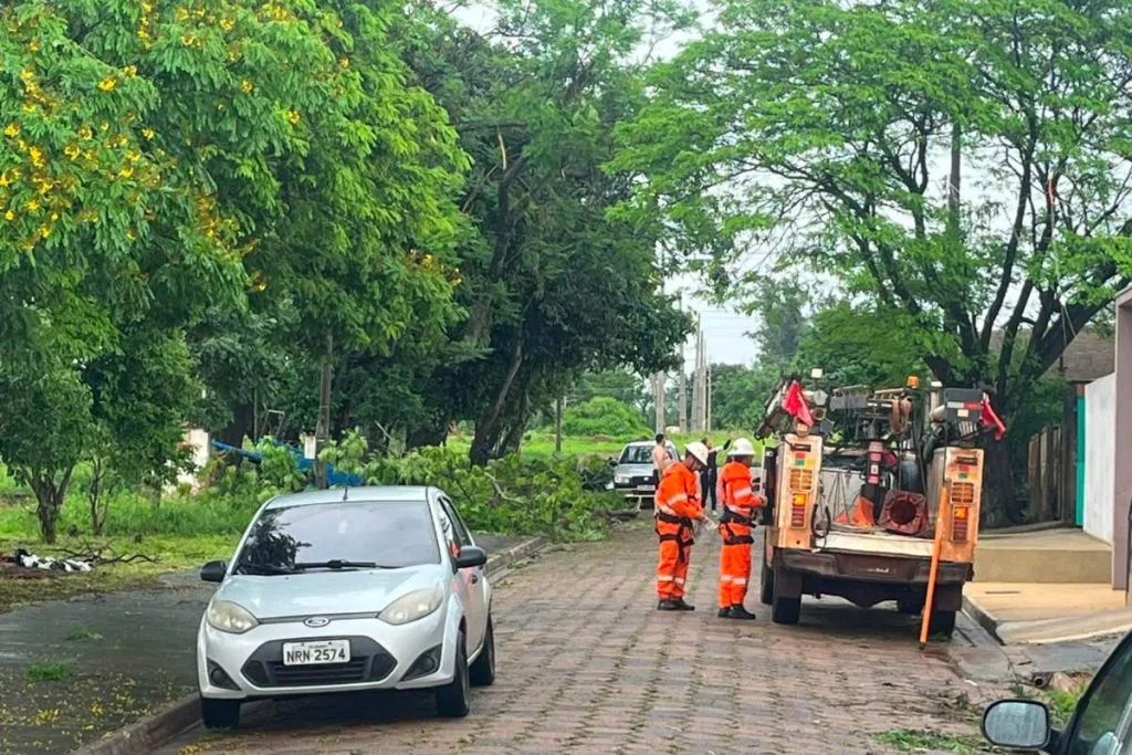 Energisa faz a manutenção da rede elétrica em Amambai após o temporal. (Foto: Liniker Ribeiro)