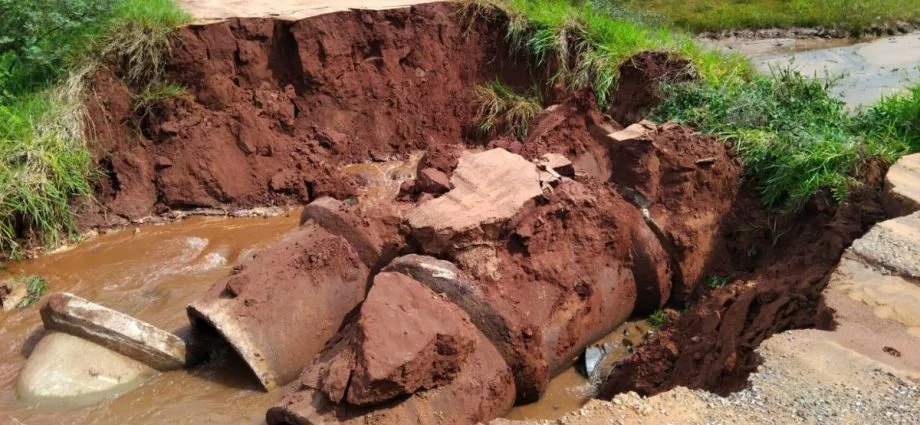 Temporal causa danos em estrada e deixa moradores ilhados em Jaraguari