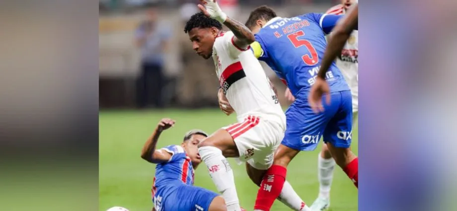 Flamengo vence Bahia por 3 a 0 e se mantém na liderança do Brasileirão