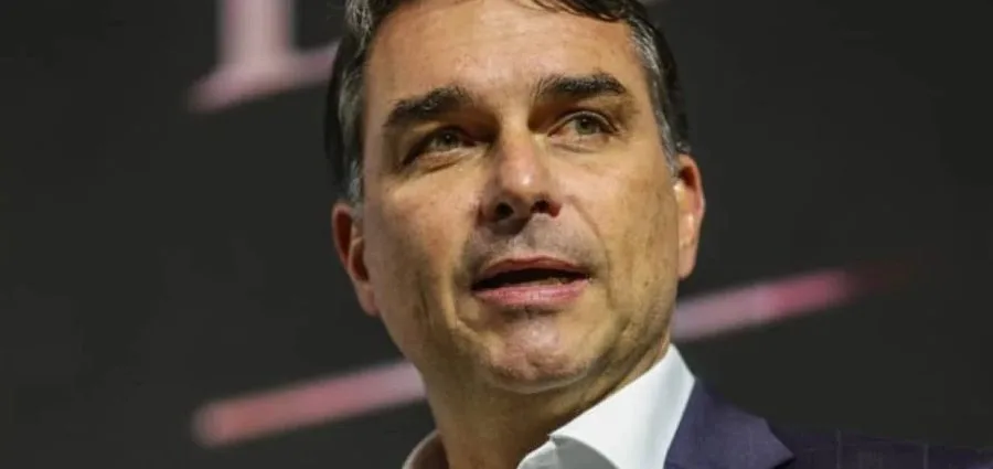 Flávio Bolsonaro questiona canal 'Exército do Lula' e enviará novo relatório ao TSE