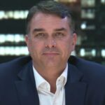 Flávio Bolsonaro troca “presidente eleito” por “líder do Brasil” em carta