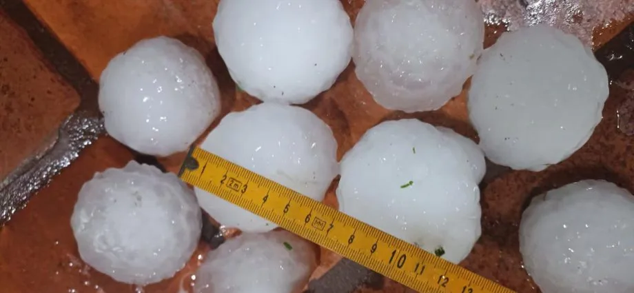 Chuva de granizo causa estragos em Assunção e alerta para o Sul do Brasil
