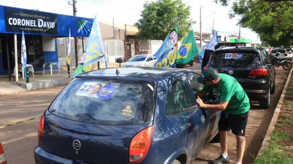 Mobilização de Flávio Bolsonaro em Campo Grande reúne 300 veículos