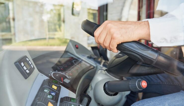 Vagas de emprego em Água Clara incluem motoristas e ajudante de pedreiro