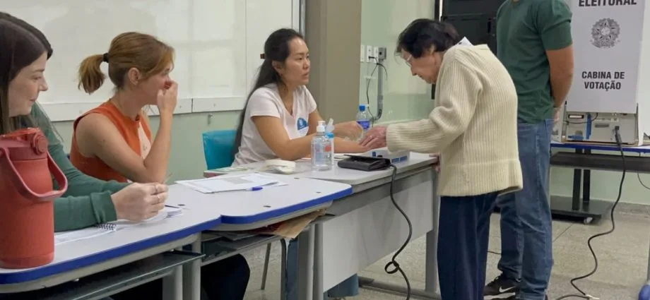 Dona Zita, aos 102 anos, exerce seu direito de voto nas Eleições 2026 em Campo Grande