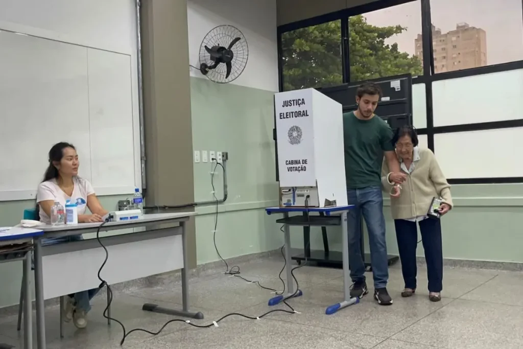 idosa de 102 anos votando 2
