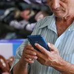 Oficina gratuita ensina idosos a usar celular e evitar golpes em Campo Grande