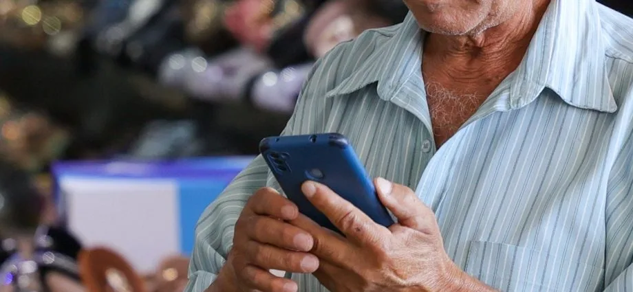 Oficina gratuita ensina idosos a usar celular e evitar golpes em Campo Grande