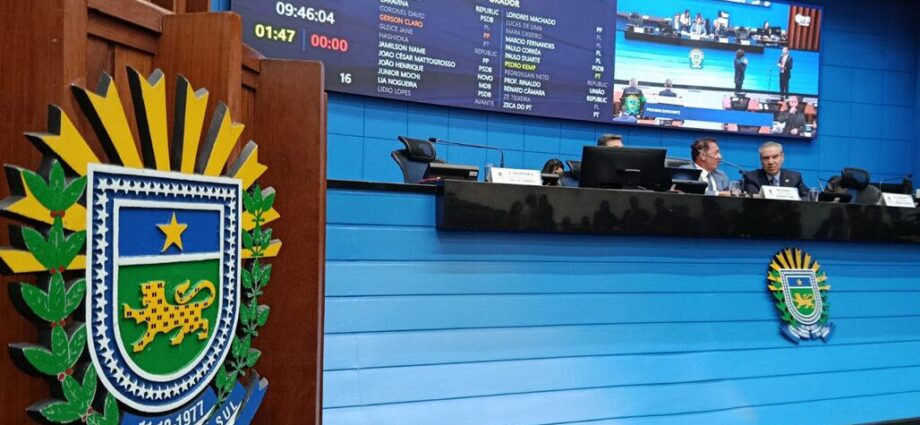 Viagem de Flávio Bolsonaro aos EUA divide deputados de MS