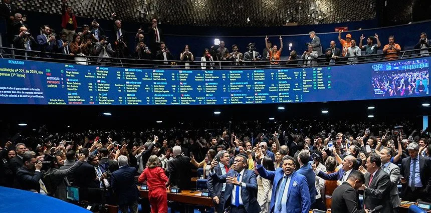 Senado aprova PEC que extingue escala 6×1 e reduz jornada semanal