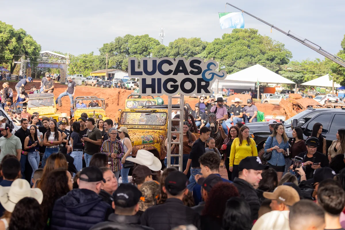 Lucas & Higor cantam diante do público em Nova Andradina