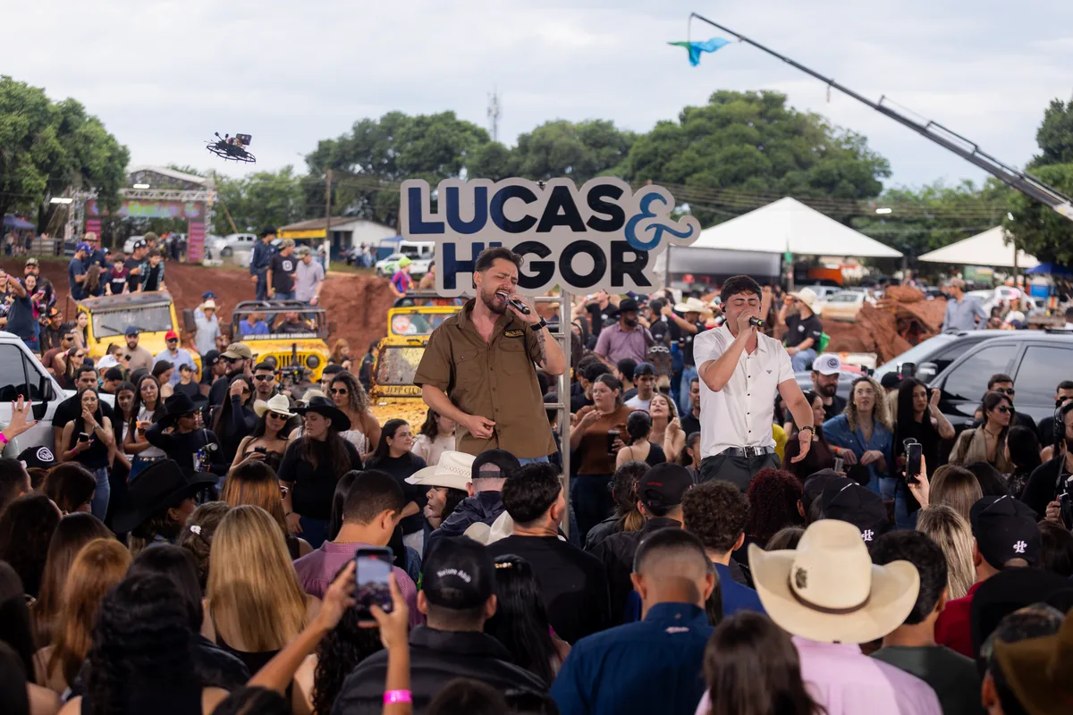 Lucas & Higor durante gravação com o público no Parque de Exposições Henrique Martins