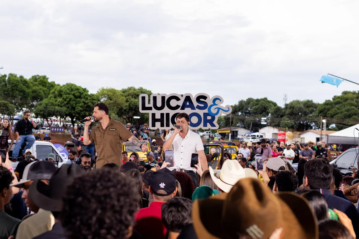 Lucas & Higor cantam cercados pelo público em Nova Andradina