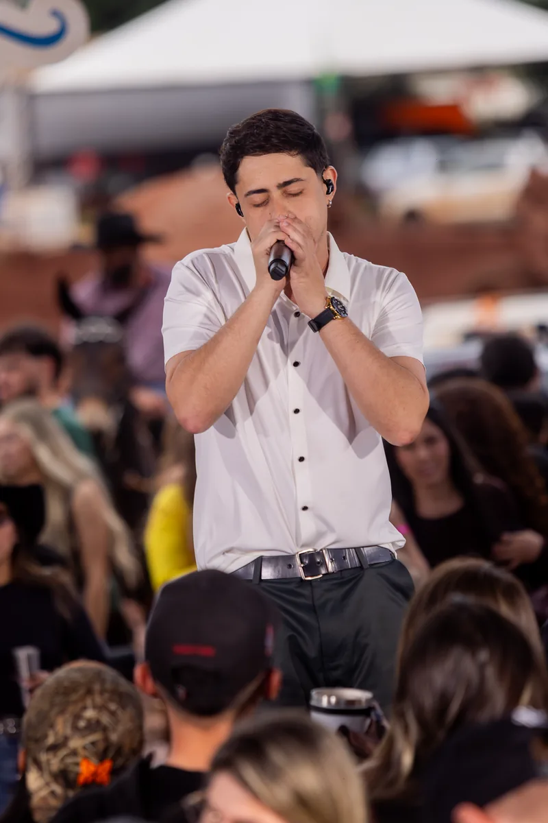Integrante de Lucas & Higor canta durante o Explodiuu BB no MS