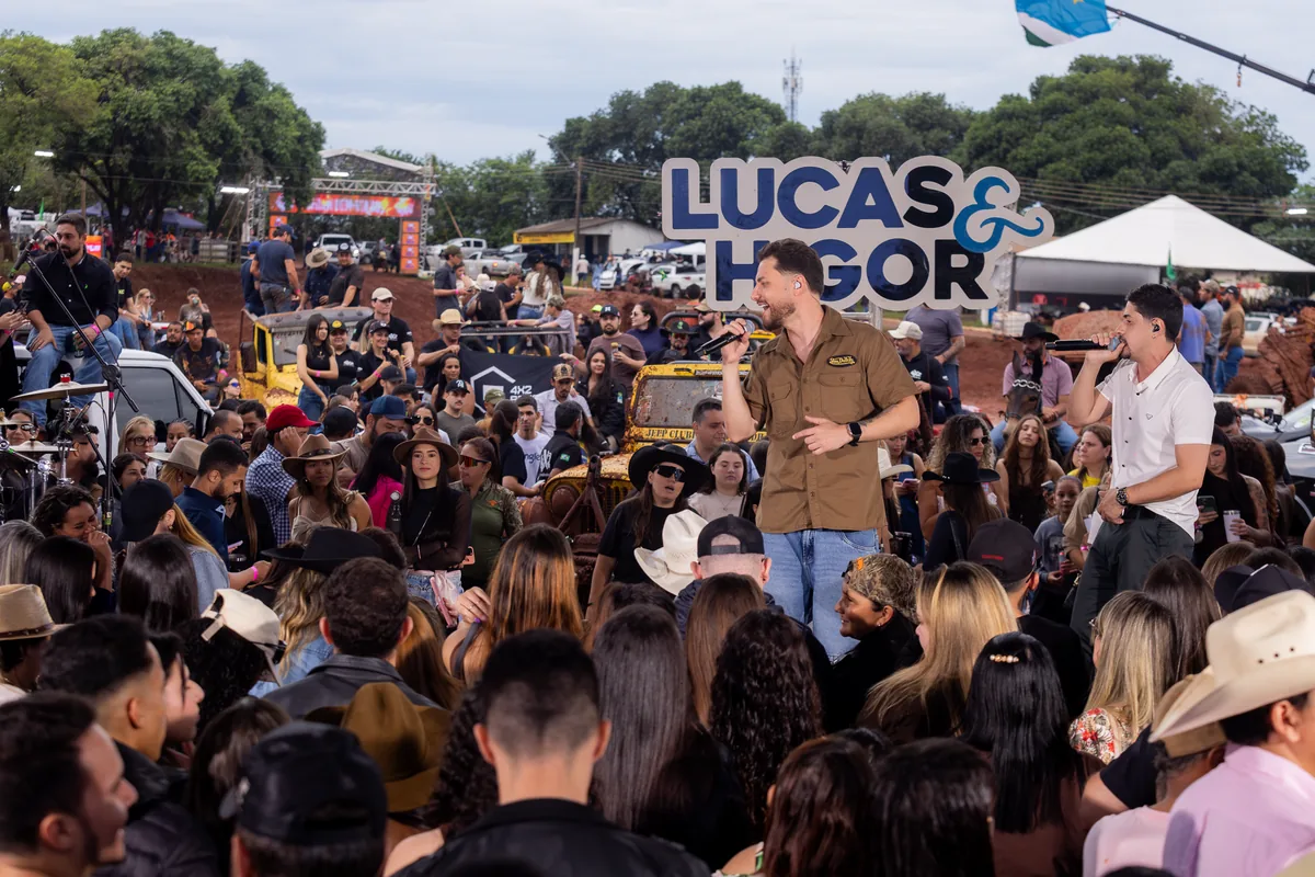 Público lota a área próxima ao palco de Lucas & Higor em Nova Andradina