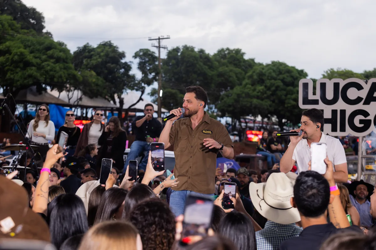 Lucas & Higor durante apresentação no Parque de Exposições Henrique Martins