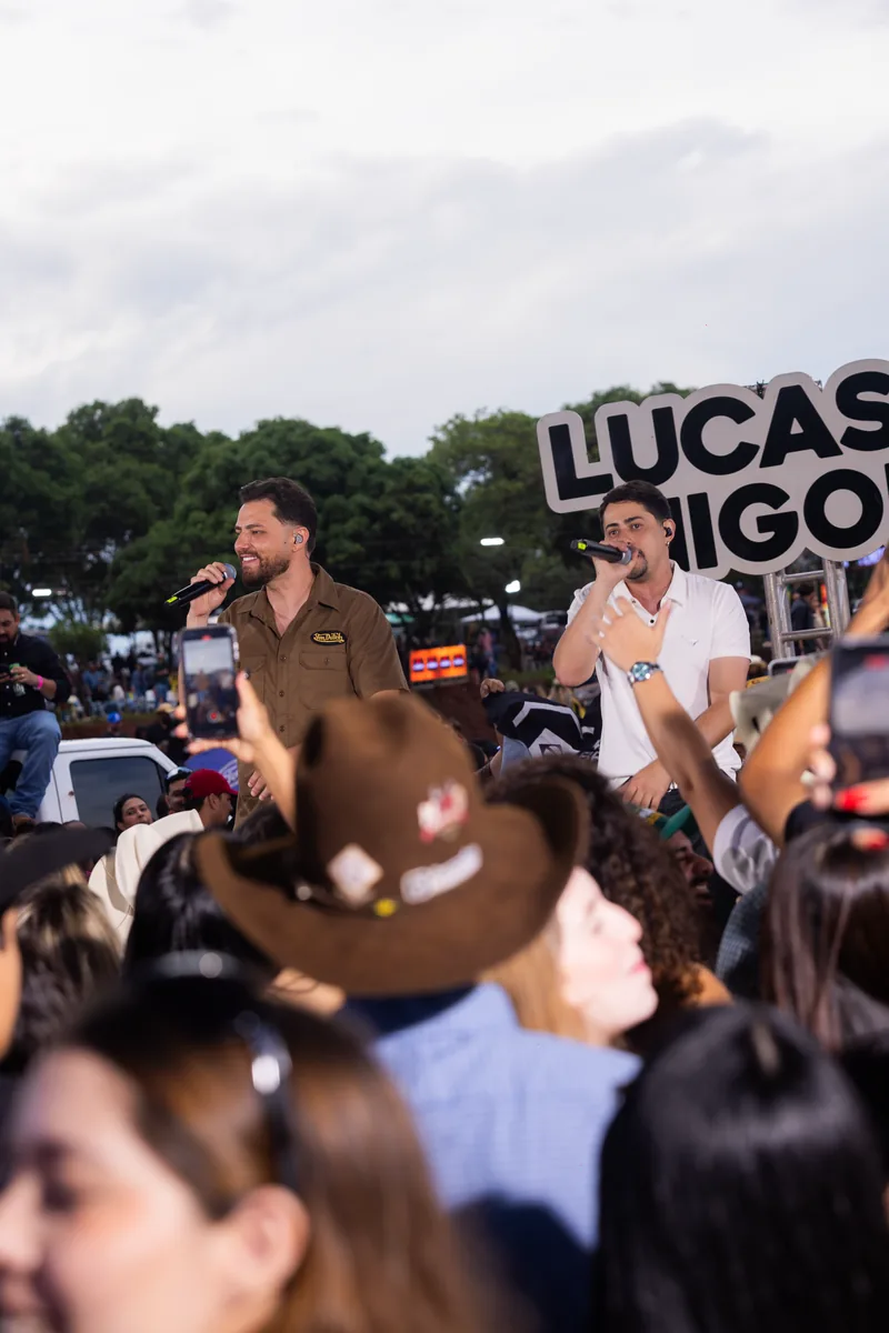 Lucas & Higor cantam próximos ao público durante o audiovisual