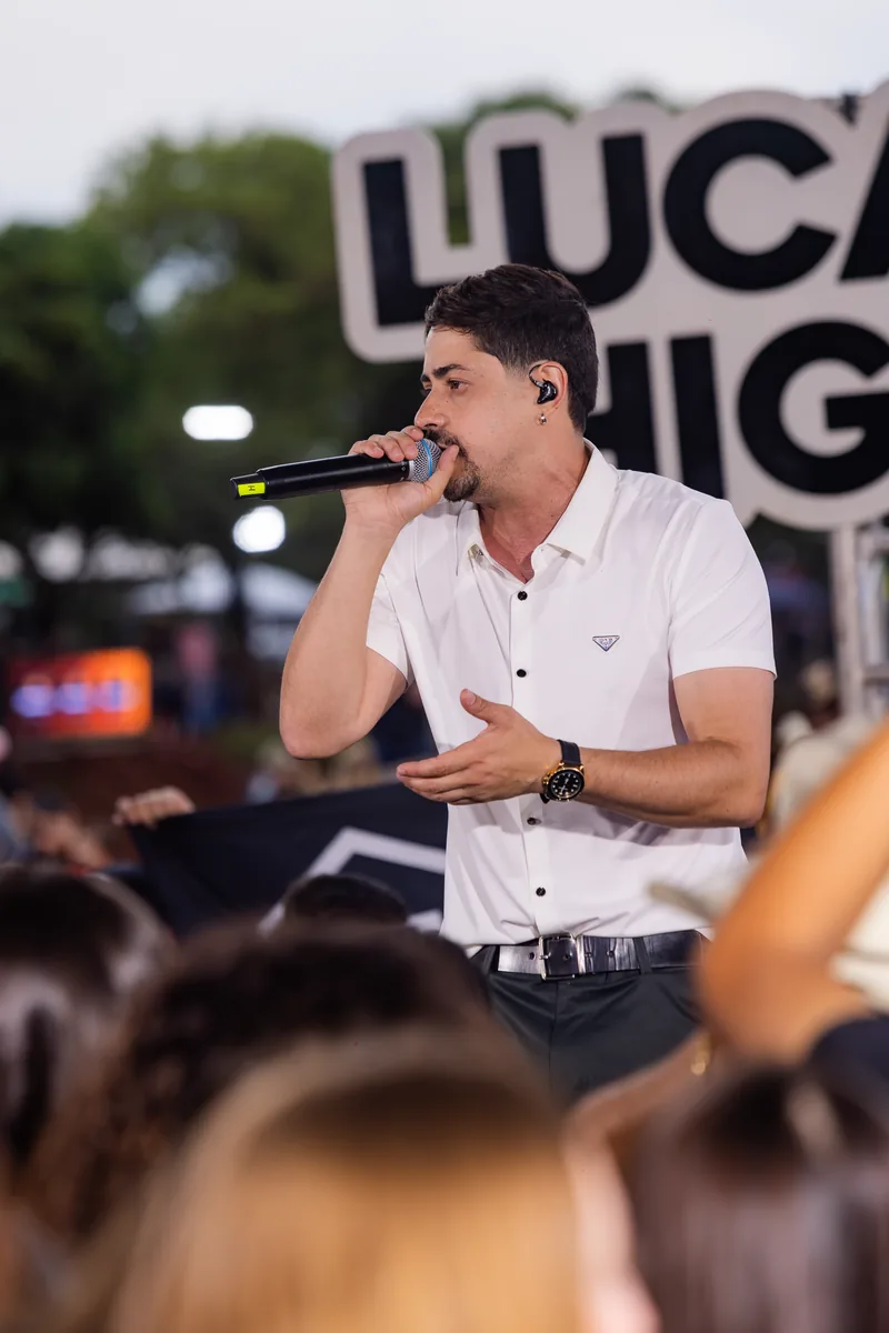 Integrante de Lucas & Higor durante apresentação em Nova Andradina