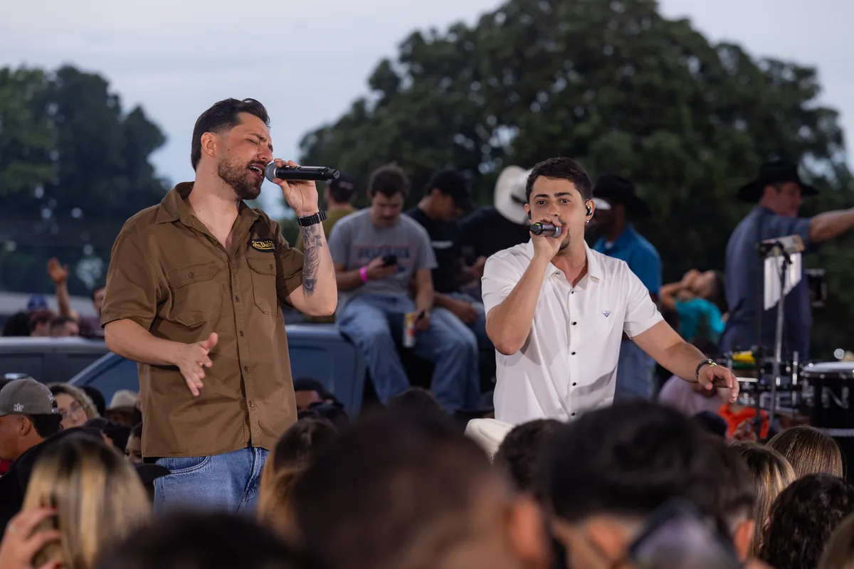 Lucas & Higor cantam no Explodiuu BB no MS com o público ao redor