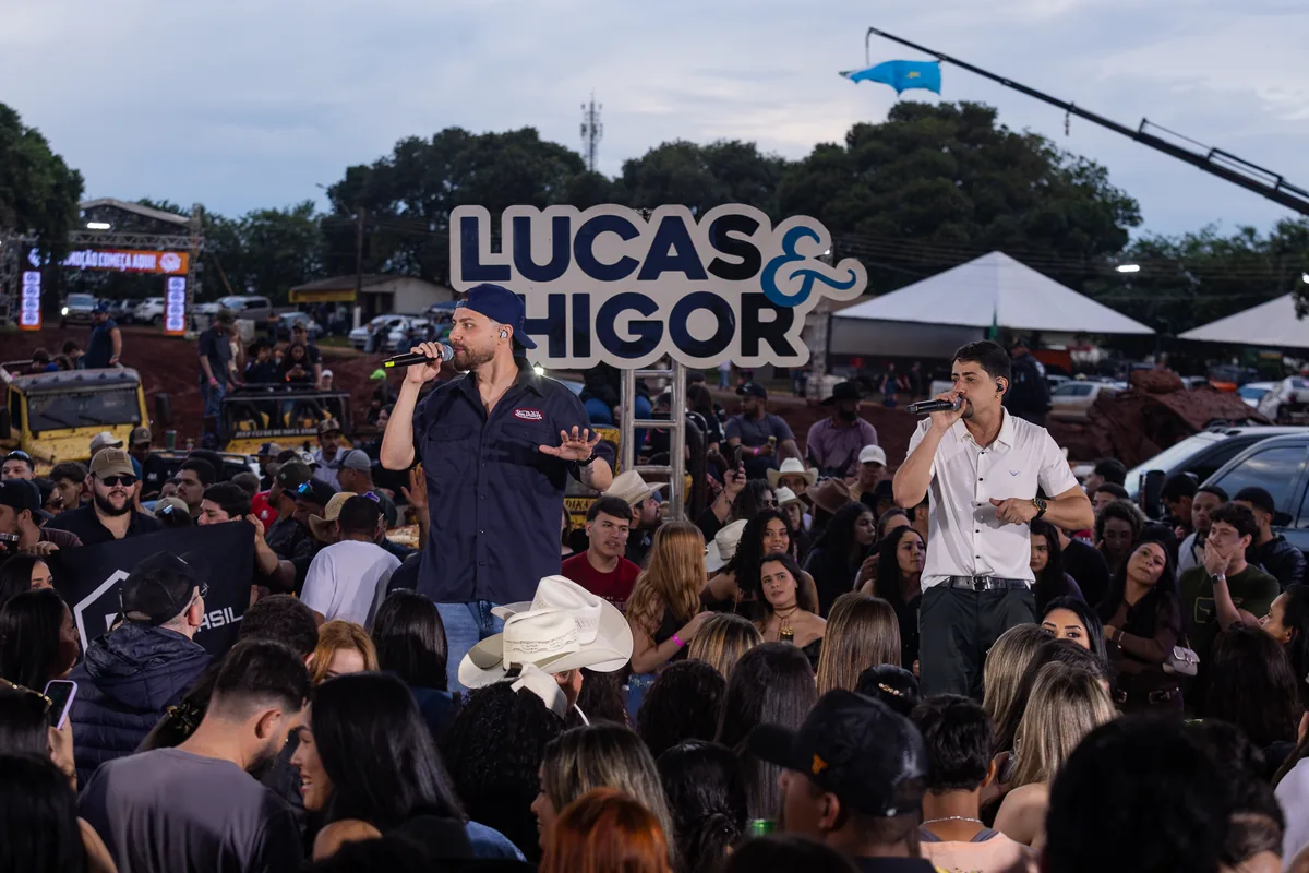 Lucas & Higor diante do público no Parque de Exposições de Nova Andradina