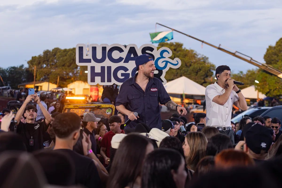 Lucas & Higor cantam ao entardecer durante a gravação em Nova Andradina