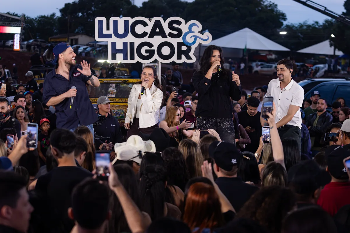 Lucas & Higor e convidadas no palco do Explodiuu BB no MS