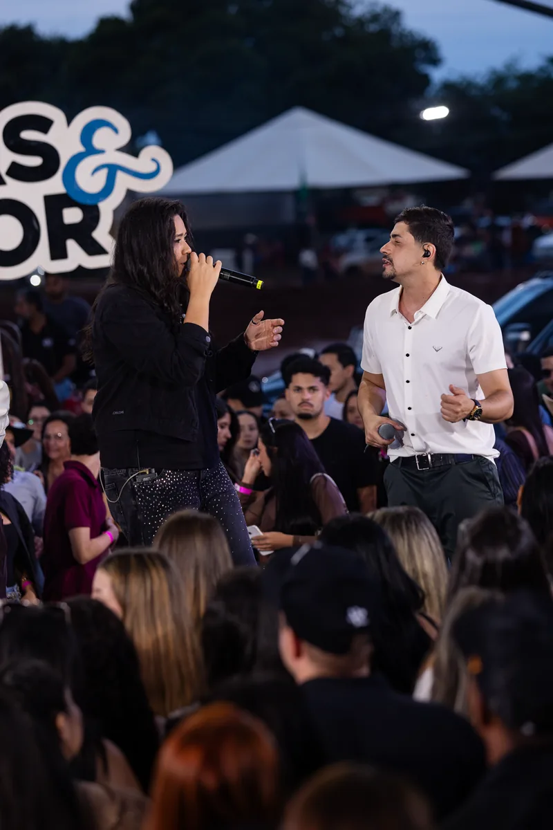 Lucas & Higor com convidada durante apresentação em Nova Andradina