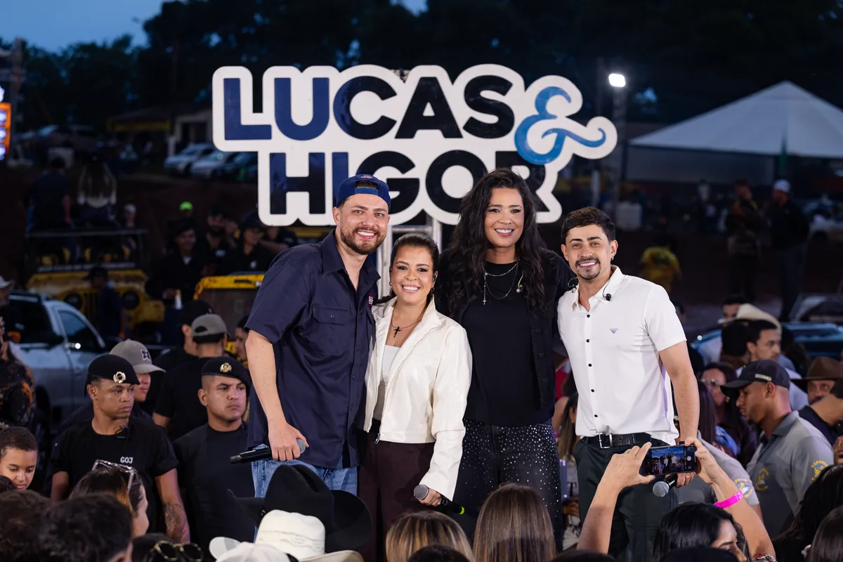 Lucas & Higor e participações especiais reunidos diante do público