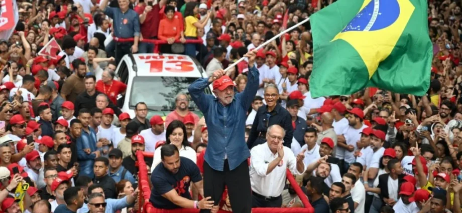 Lula é reeleito presidente após virar disputa no segundo turno