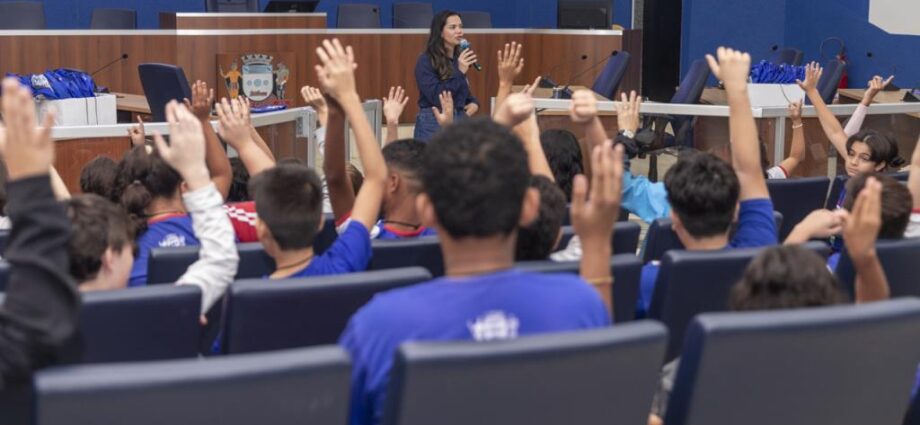 Visita Guiada reúne cerca de 60 alunos na Câmara de Três Lagoas