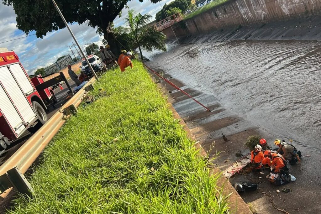 Motociclista sendo atendido pelo Corpo de Bombeiros. (Foto: Reprodução)