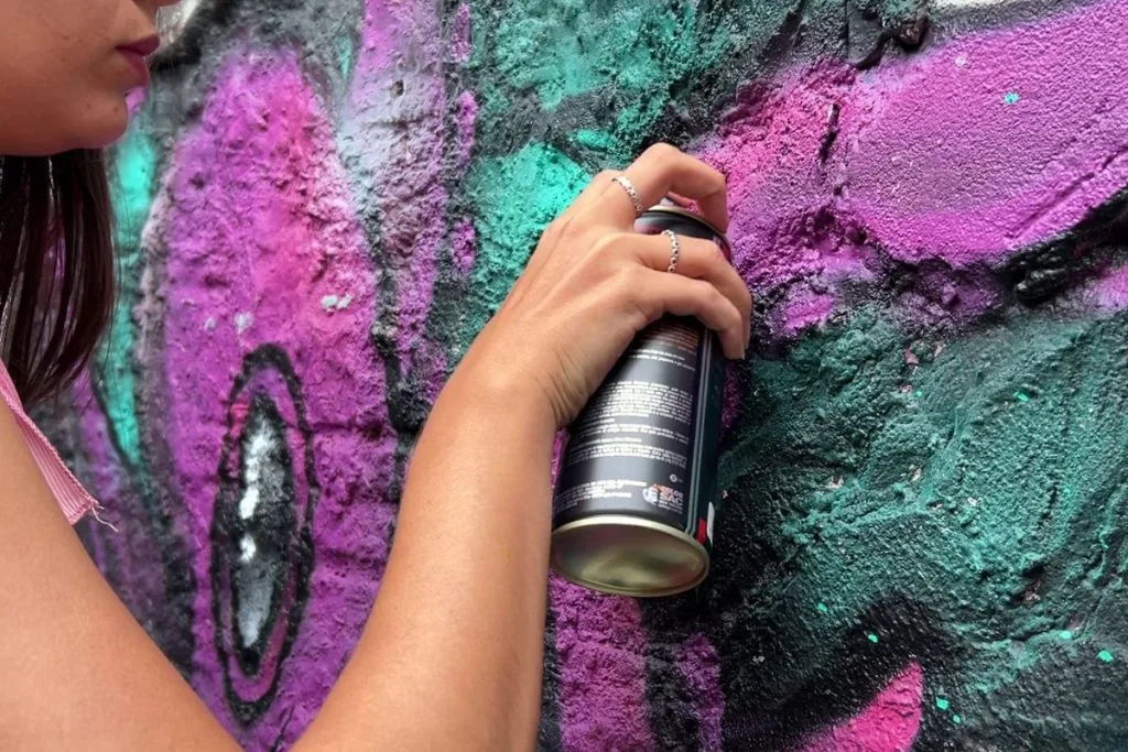Grafiteiras ocupam os muros de Cuiabá e fortalecem o protagonismo feminino na arte urbana. - Foto: Haillyn Heiviny/Primeira Página