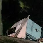 Carreta de carvão acidentada causa lentidão na BR-262 em Anastácio