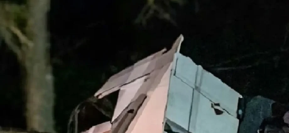 Carreta de carvão acidentada causa lentidão na BR-262 em Anastácio