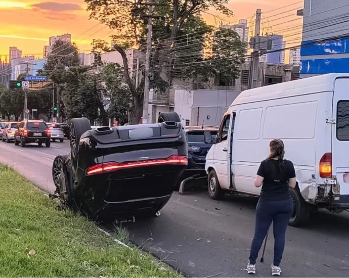 Motorista tombou Porsche de R$ 500 mil em acidente na Avenida Mato Grosso
