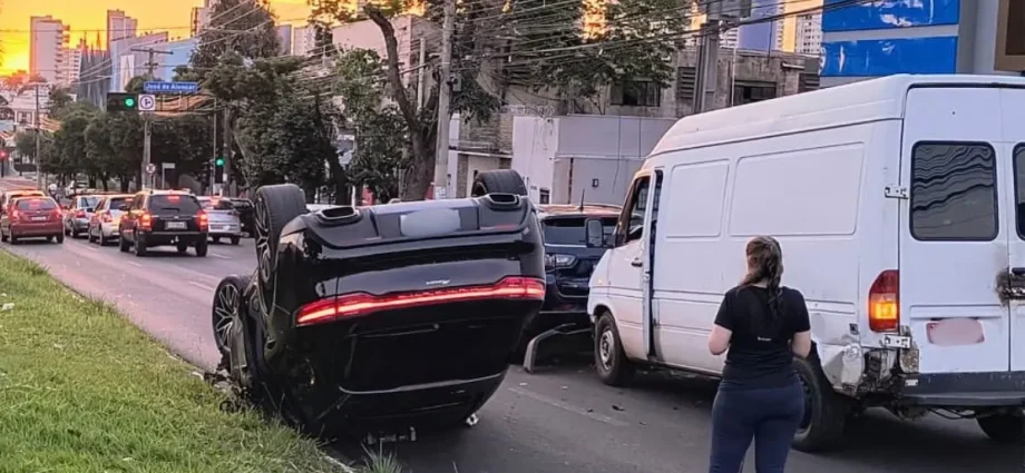 Motorista tombou Porsche de R$ 500 mil em acidente na Avenida Mato Grosso