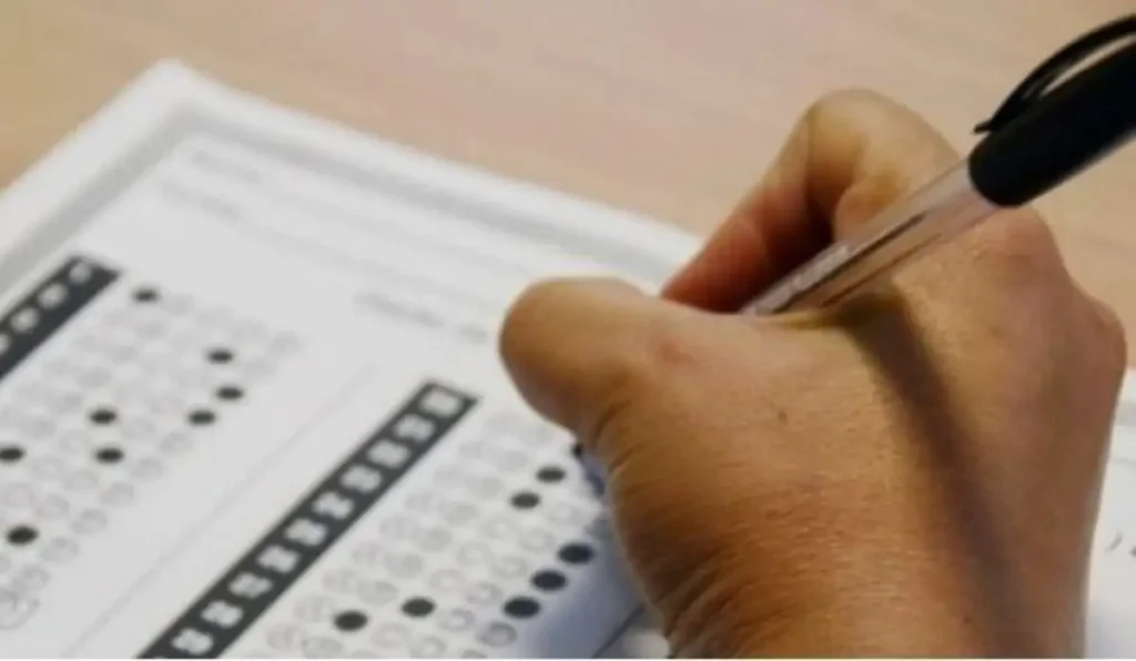 Candidato durante prova em seletivo ou concurso público