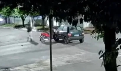Mulher fica ferida em acidente entre carro e moto em Três Lagoas