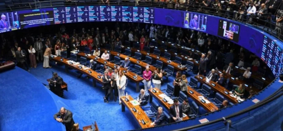 Senado aprova fim da jornada 6×1 em primeiro turno por 75 a 1