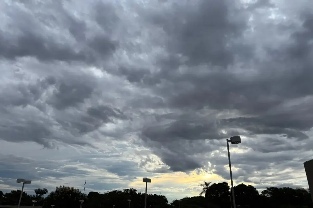 Fim de tarde com tempestade em Campo Grande