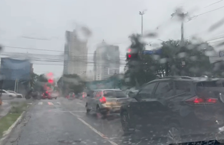 Chuva começou antes mesmo das 7 da manhã, em Campo Grande, nesta segunda (Vídeo: Vivian Krajewski) tempo