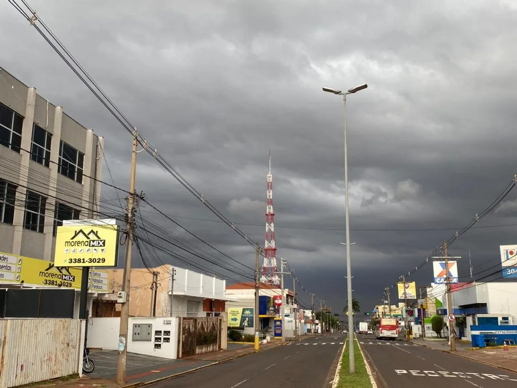 Céu bastante nublado em Campo Grande; previsão é de chuva para as próximas horas (Foto: Cristiano Arruda)