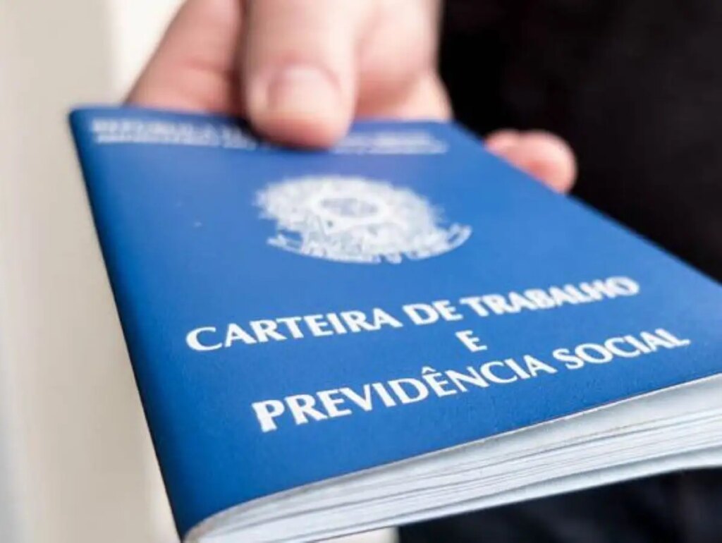 Capa de carteira de trabalho ilustra reportagem sobre dificuldades para se aposentar no campo. (Foto: Reprodução/Funsat)