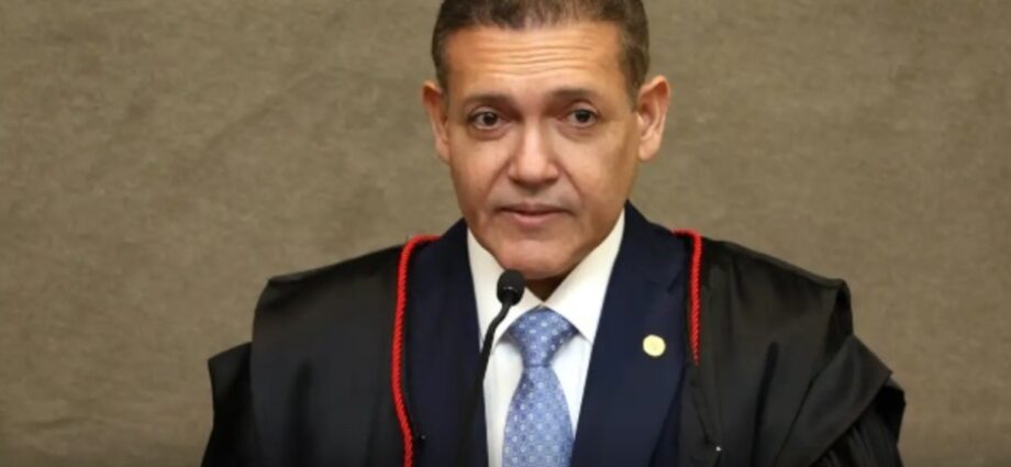 Nunes Marques rejeita retirada de site favorável a Flávio Bolsonaro