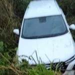Carro aquaplana e sai da pista na BR-267 em Caracol