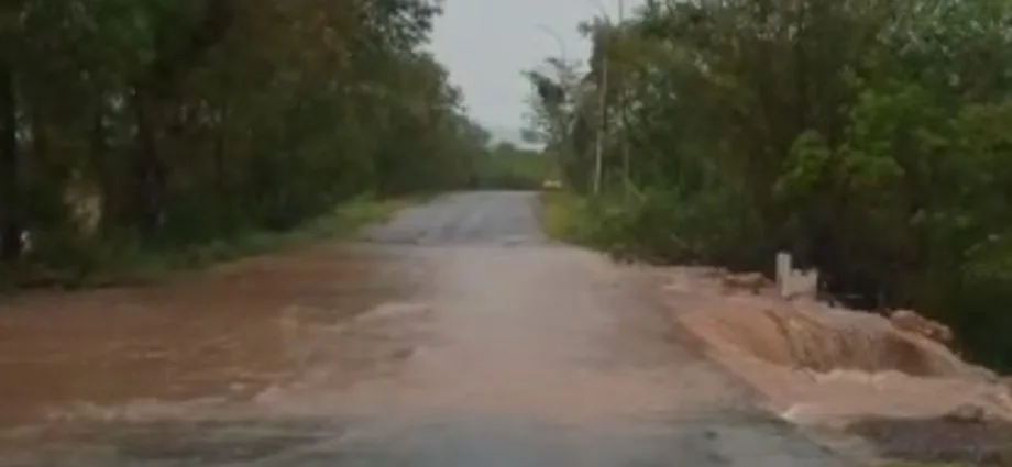 Rodovia Ramão Gomes em Corumbá interditada devido a transbordamento