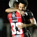 Vitória goleia Chapecoense por 4 a 0 e respira no Campeonato Brasileiro