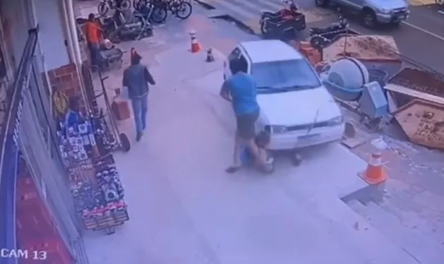 Motorista embriagado atropela pai e filho em Costa Rica e foge do local